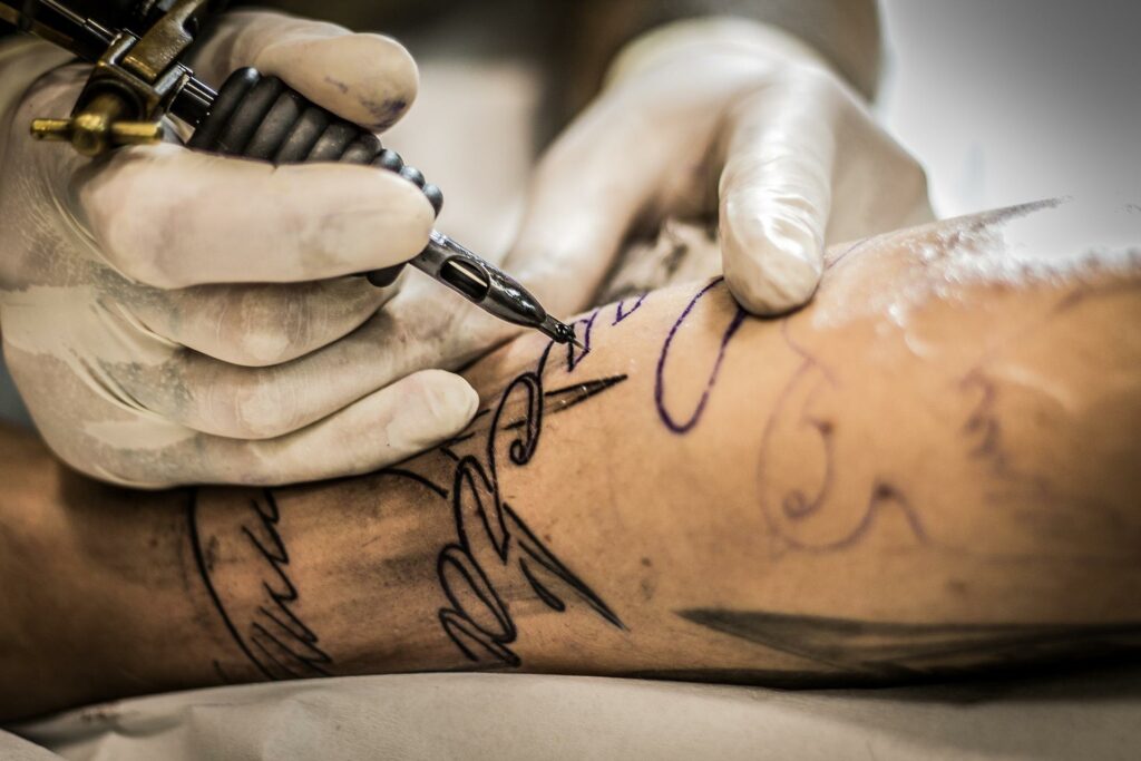Comment bien régler sa machine à tatouer ? Aide aux apprentis tatoueurs