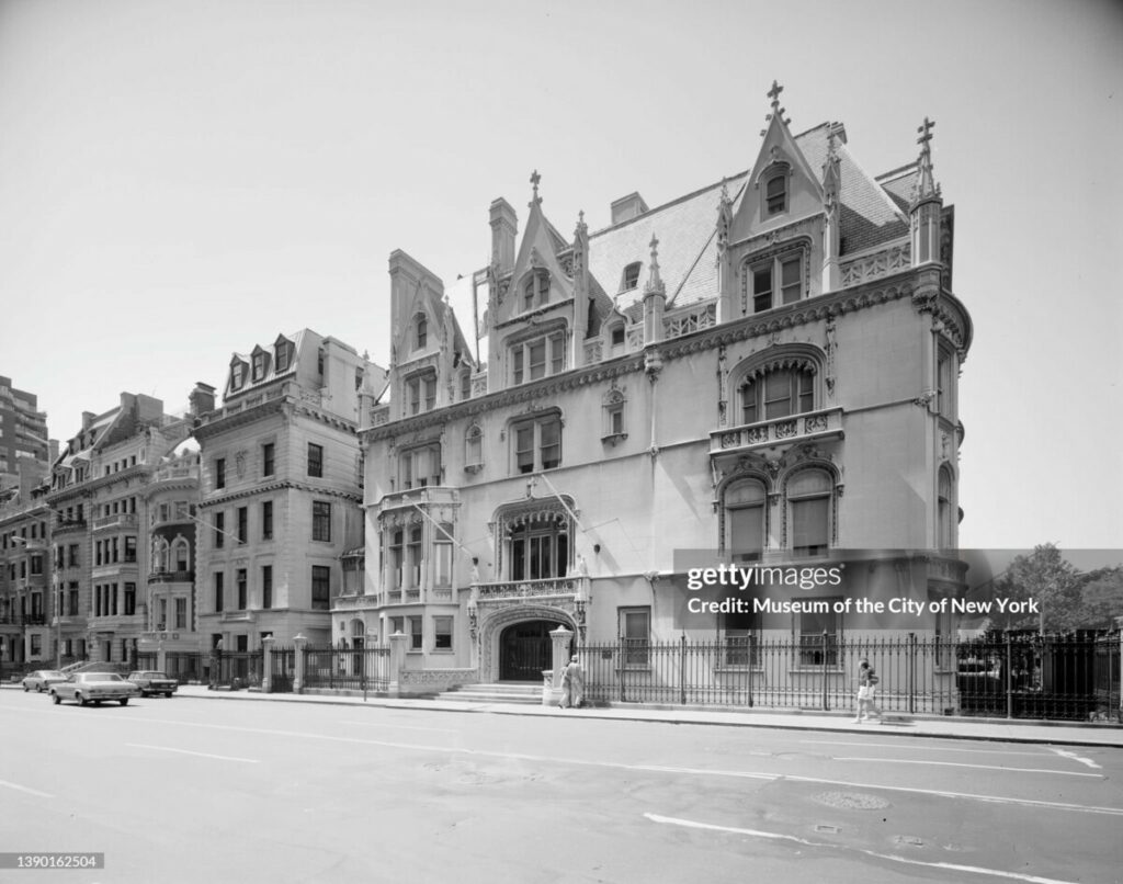 Vue extérieure de la Harry F Sinclair House (au 2 East 79th Street), New York, New York, vers 1975. Ancienne demeure d'Isaac D et Mary Fletcher, elle a ensuite appartenu à plusieurs personnes, dont l'industriel Harry Sinclair, avant d'être vendue à l'Institut ukrainien d'Amérique pour servir de centre culturel. (Photo par Edmund Vincent Gillon/Musée de la ville de New York/Getty Images)